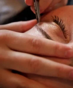 Épilation de la ligne des sourcils à la pince
